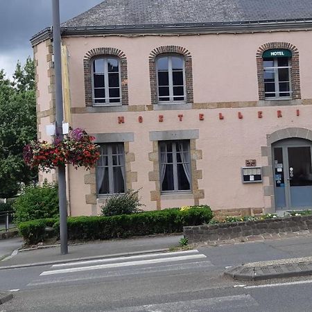Logis Hotel Le Grand Cerf Ernee Екстер'єр фото