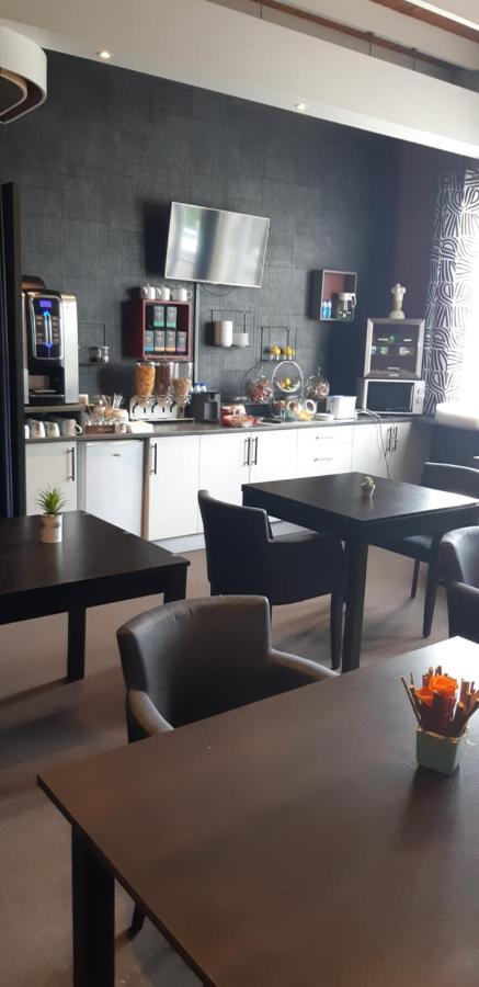 Logis Hotel Le Grand Cerf Ernee Екстер'єр фото