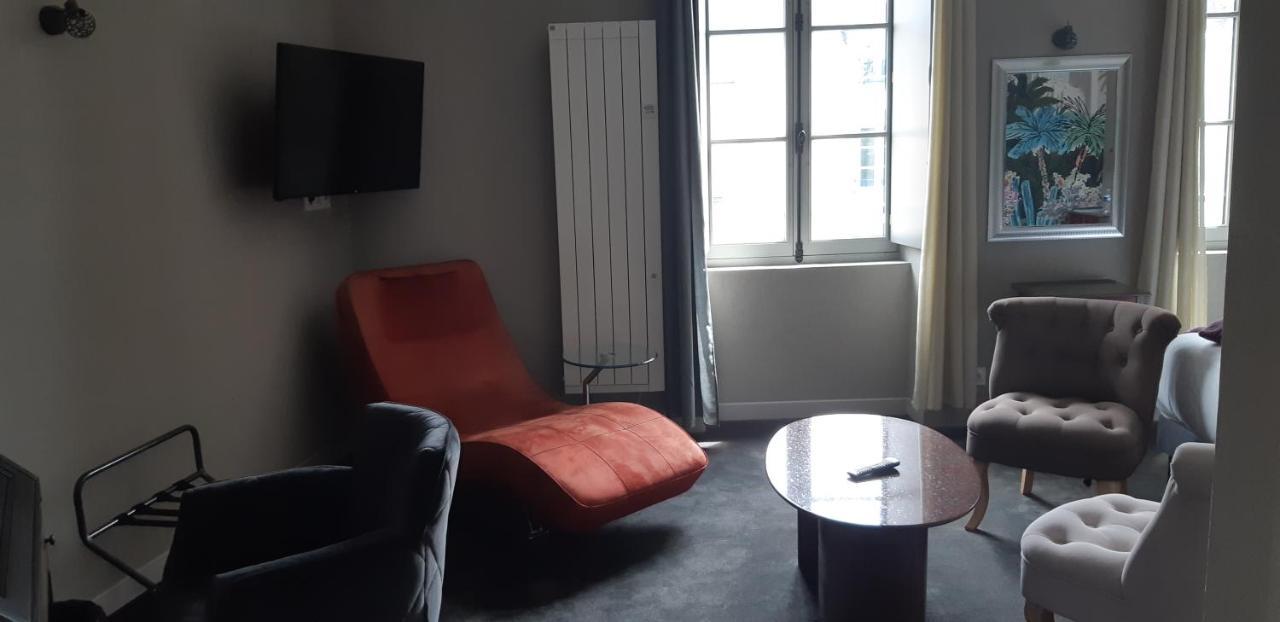 Logis Hotel Le Grand Cerf Ernee Екстер'єр фото