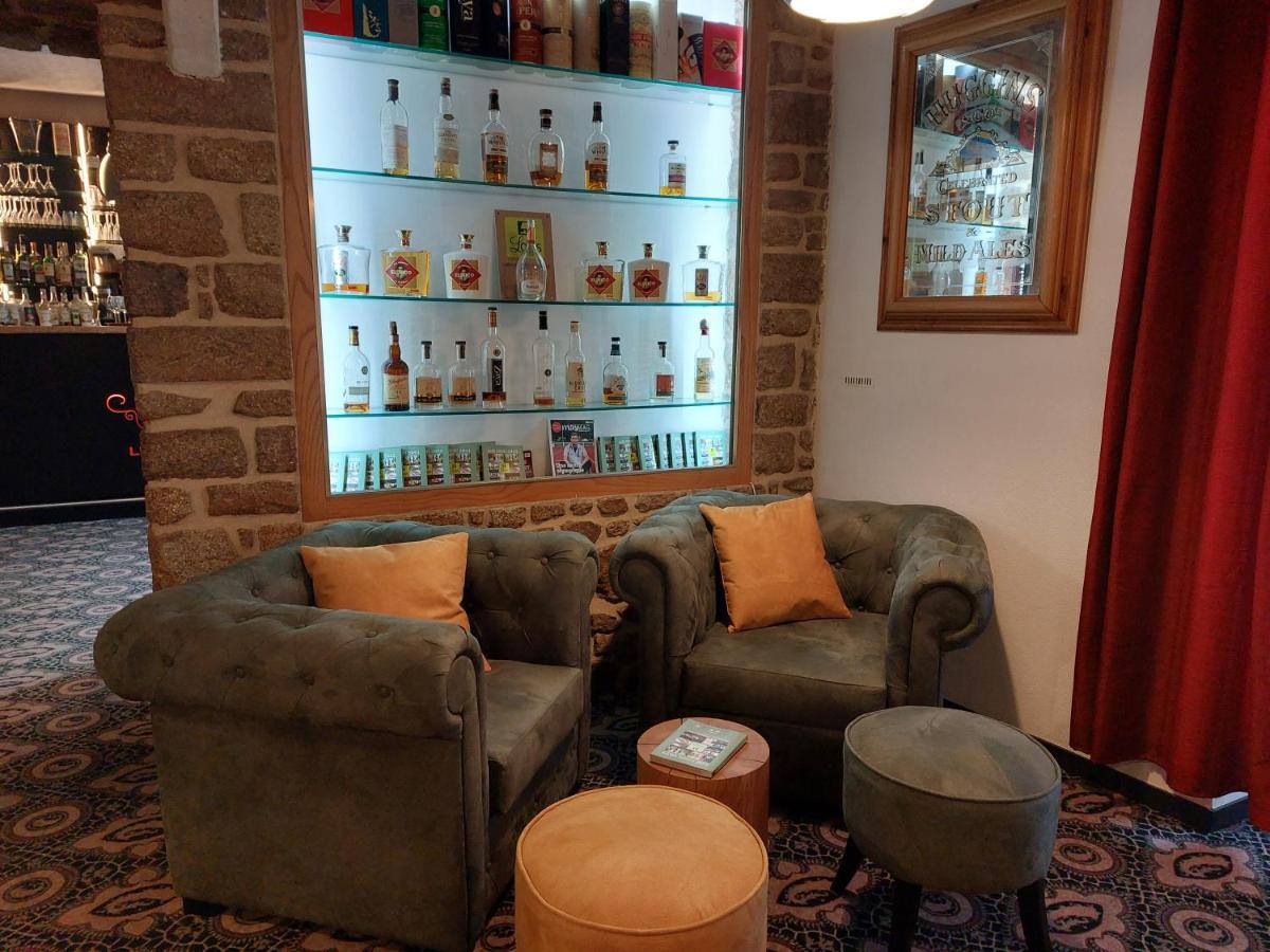 Logis Hotel Le Grand Cerf Ernee Екстер'єр фото