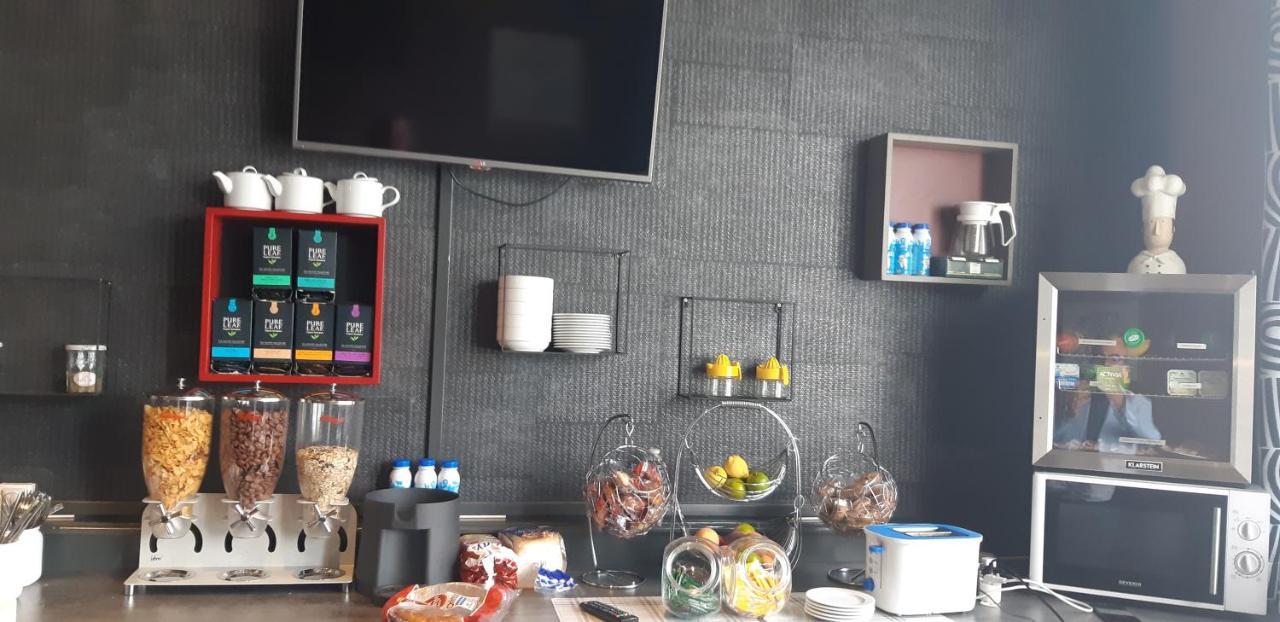 Logis Hotel Le Grand Cerf Ernee Екстер'єр фото