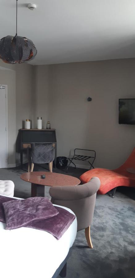 Logis Hotel Le Grand Cerf Ernee Екстер'єр фото