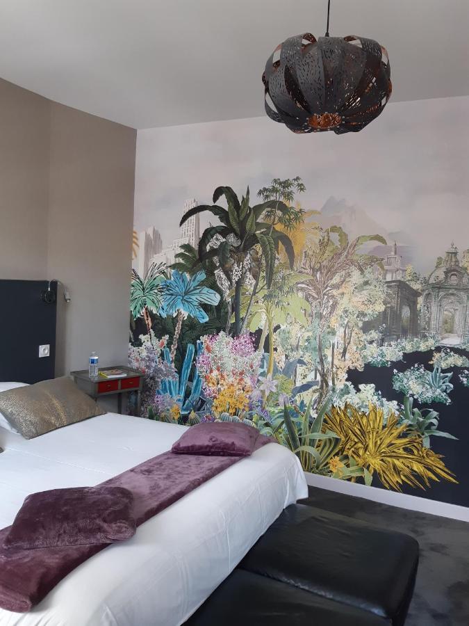 Logis Hotel Le Grand Cerf Ernee Екстер'єр фото