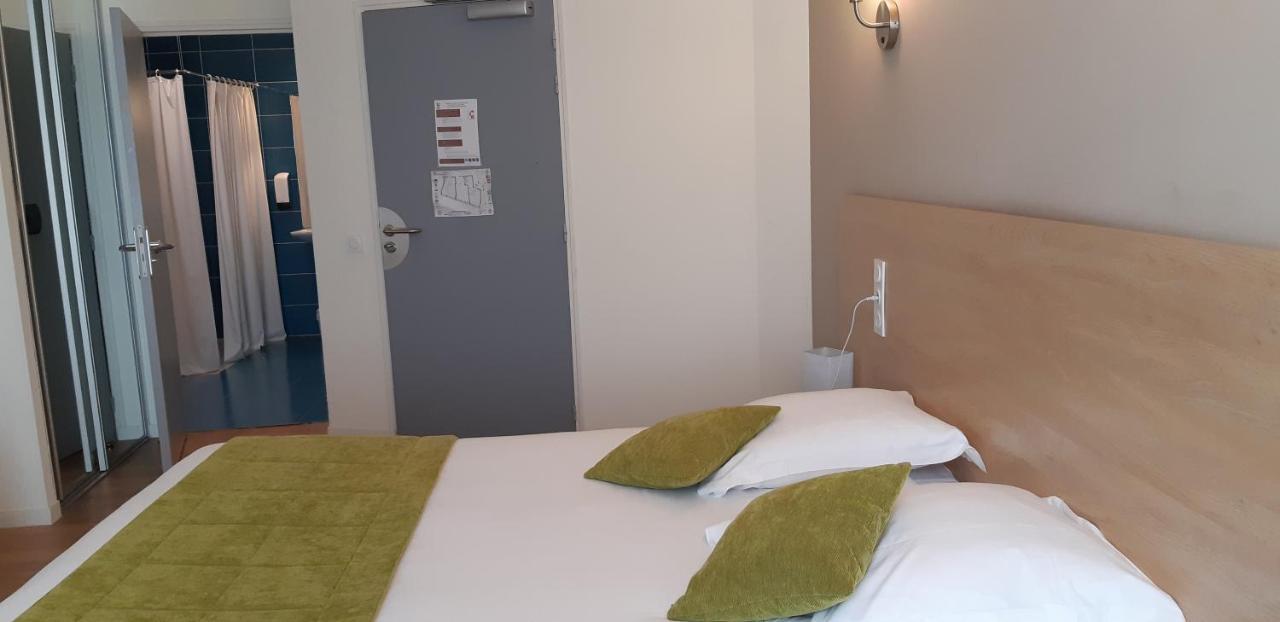 Logis Hotel Le Grand Cerf Ernee Екстер'єр фото