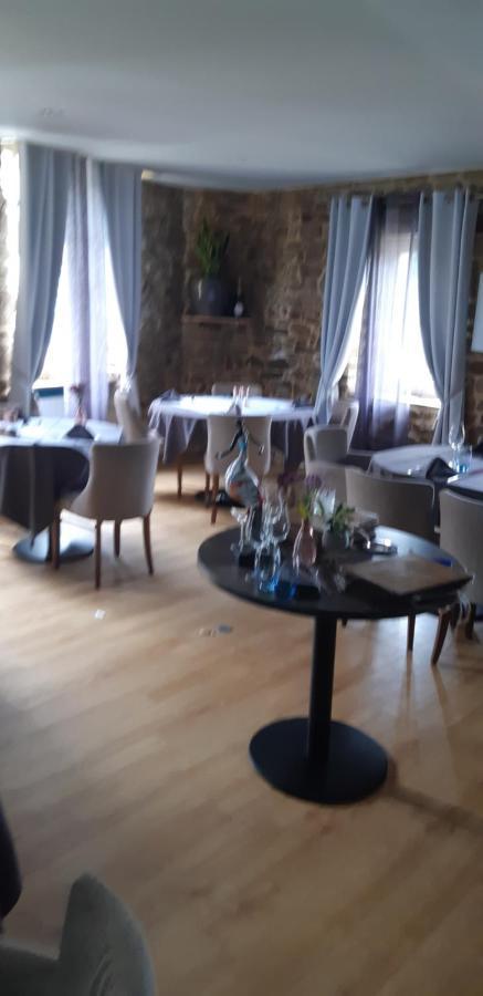 Logis Hotel Le Grand Cerf Ernee Екстер'єр фото
