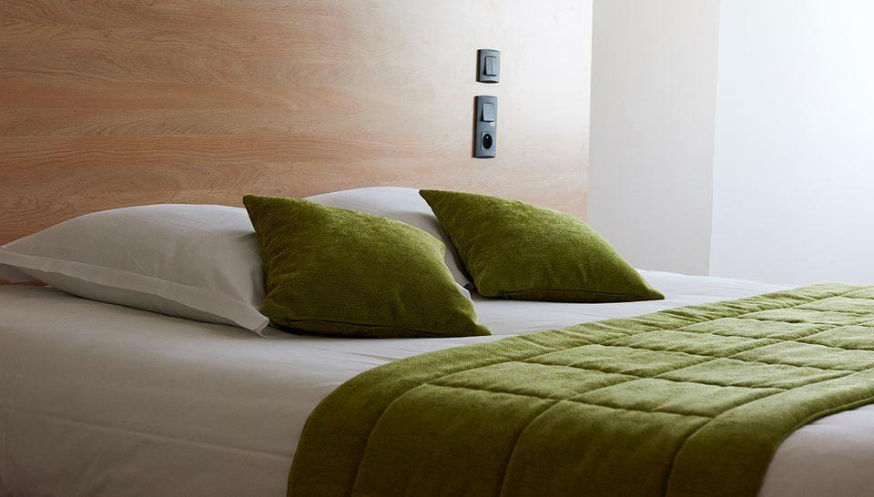 Logis Hotel Le Grand Cerf Ernee Екстер'єр фото