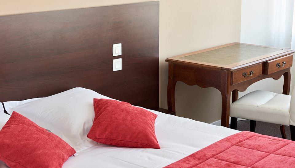 Logis Hotel Le Grand Cerf Ernee Екстер'єр фото