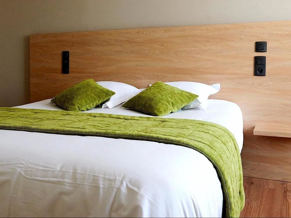 Logis Hotel Le Grand Cerf Ernee Екстер'єр фото
