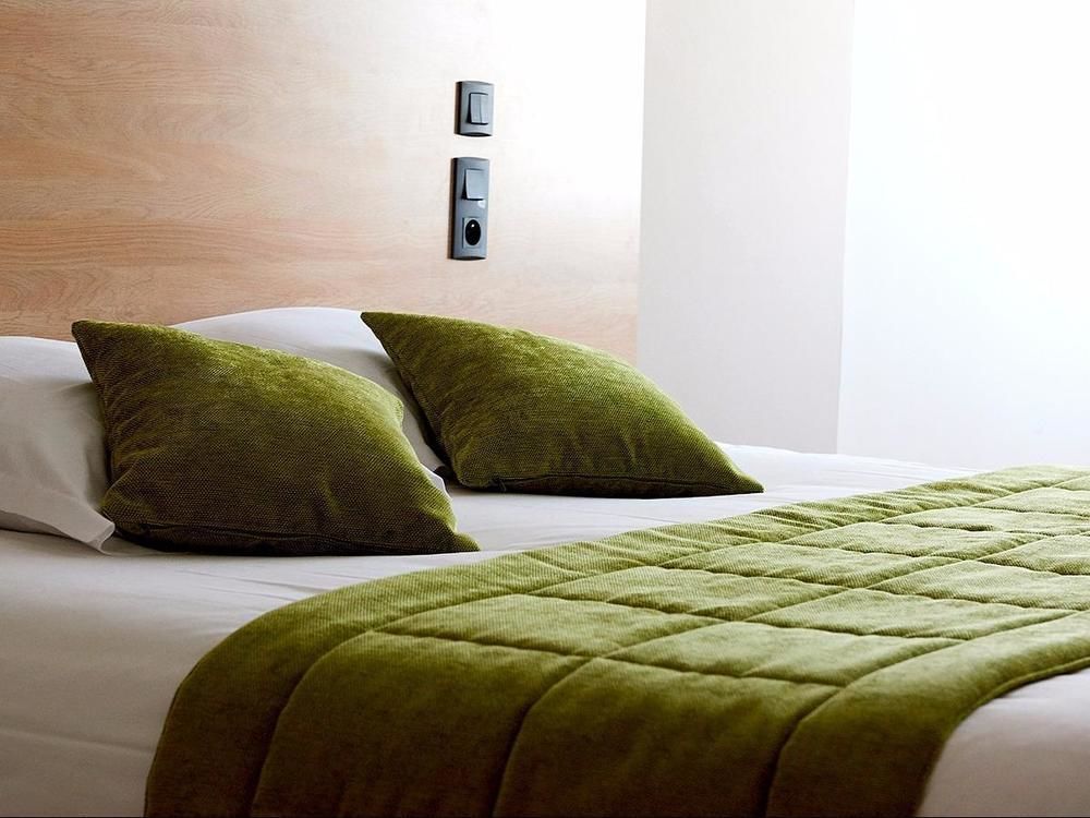 Logis Hotel Le Grand Cerf Ernee Екстер'єр фото