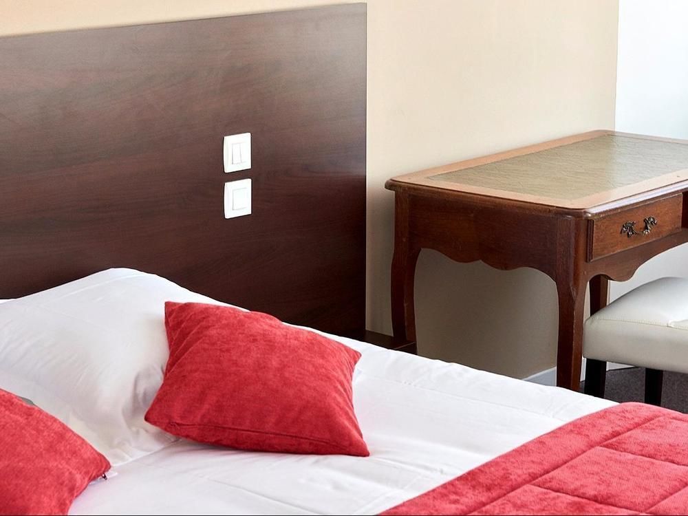 Logis Hotel Le Grand Cerf Ernee Екстер'єр фото