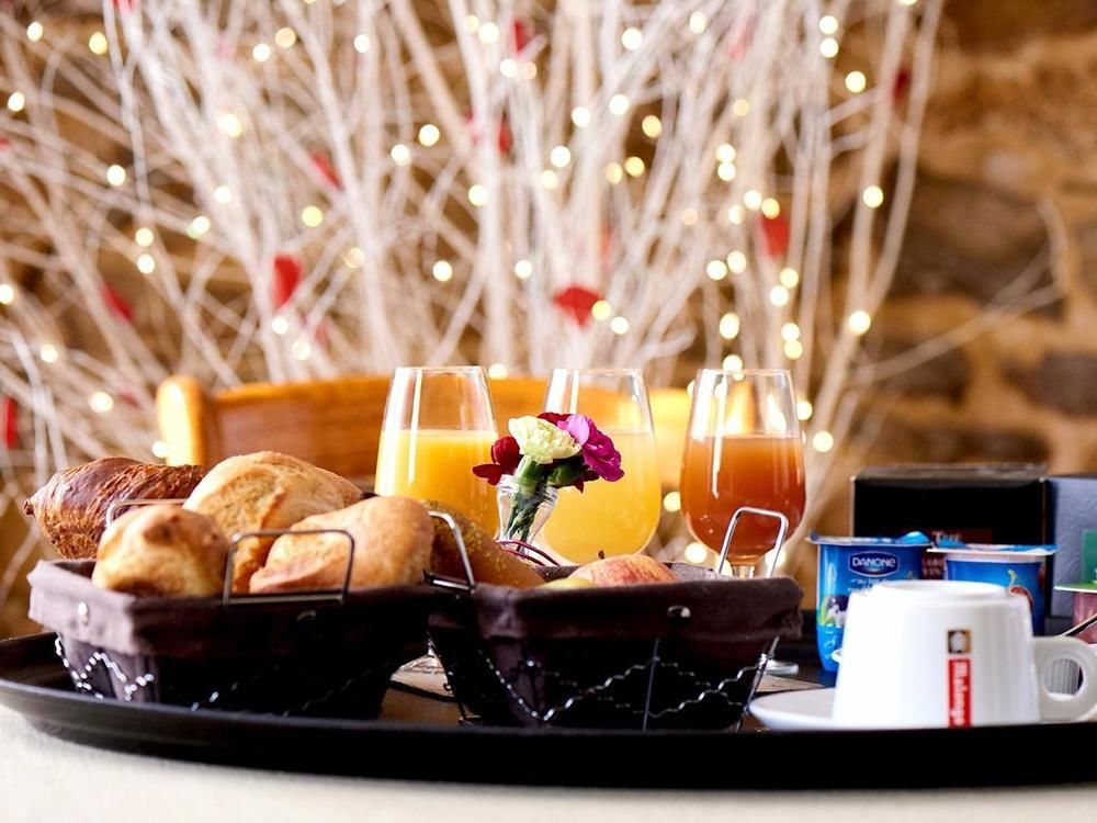 Logis Hotel Le Grand Cerf Ernee Екстер'єр фото
